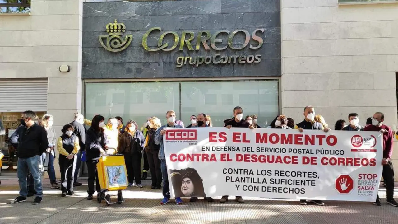 Concentraci&oacute;n de trabajadores de Correos en una imagen de archivo. - EUROPA PRESS