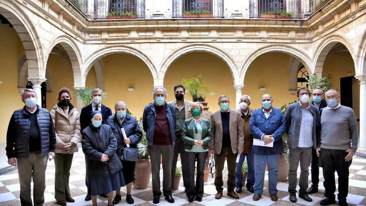 Carmen Collado junto a los representantes de las entidades sociales - JEREZ.ES