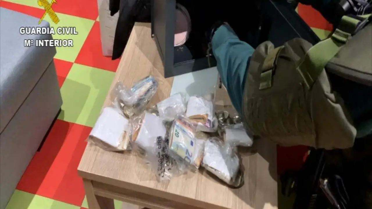 Parte del dinero intervenido por la Guardia Civil. - Guardia Civil