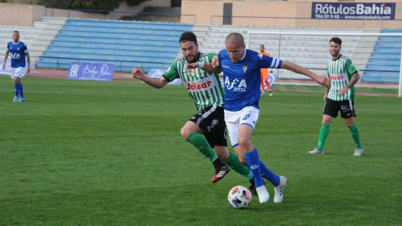 Lolo Gonz&aacute;lez ante el Sanluque&ntilde;o la pasada temporada. - J.F.C.