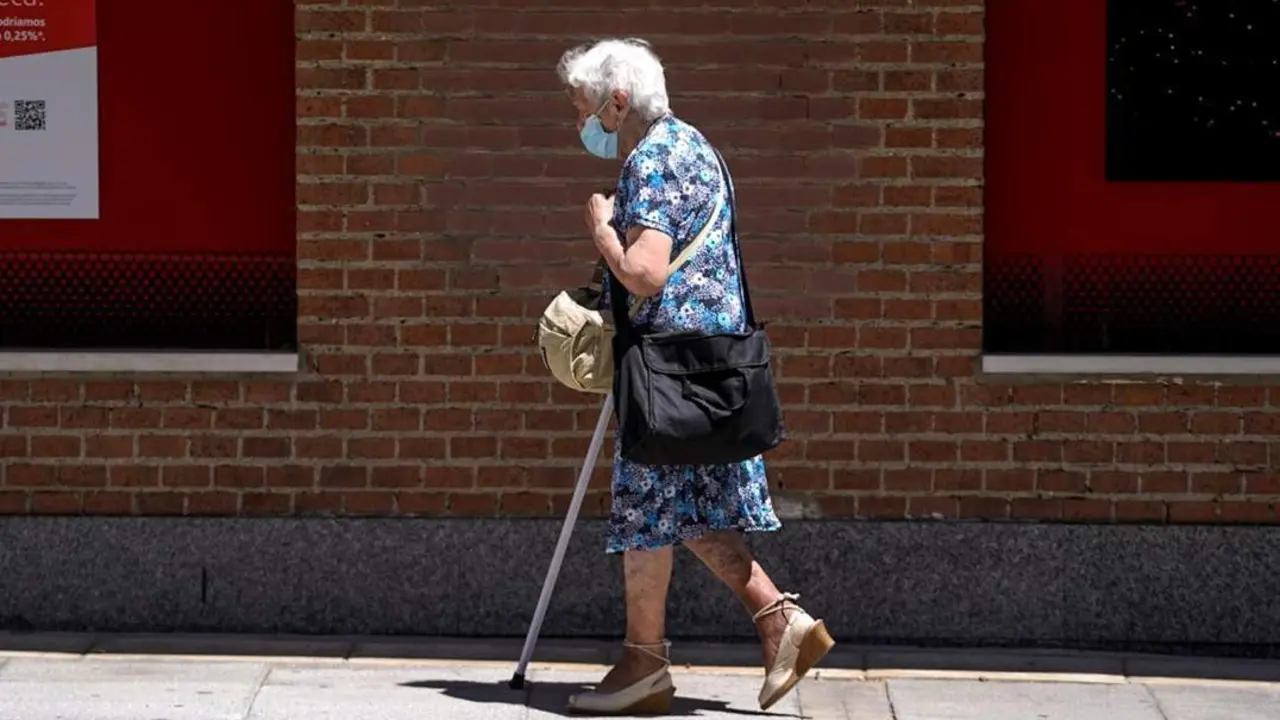 Una mujer mayor en la calle (archivo). -  A. P&eacute;rez Meca/Europa Press