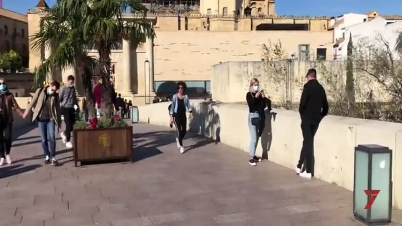 La sexta ola del Covid golpea al turismo con las dos caras de la moneda