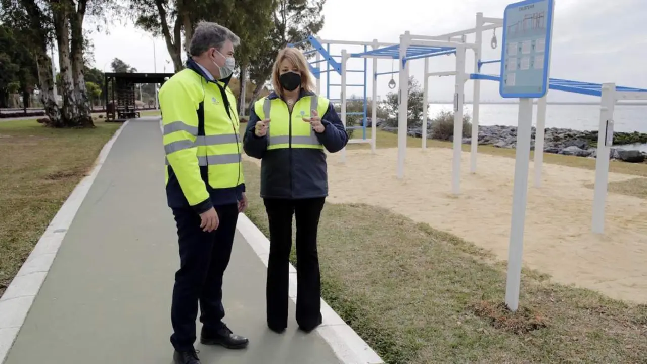 Pilar Miranda recibe la nueva zona de calistenia. - VH