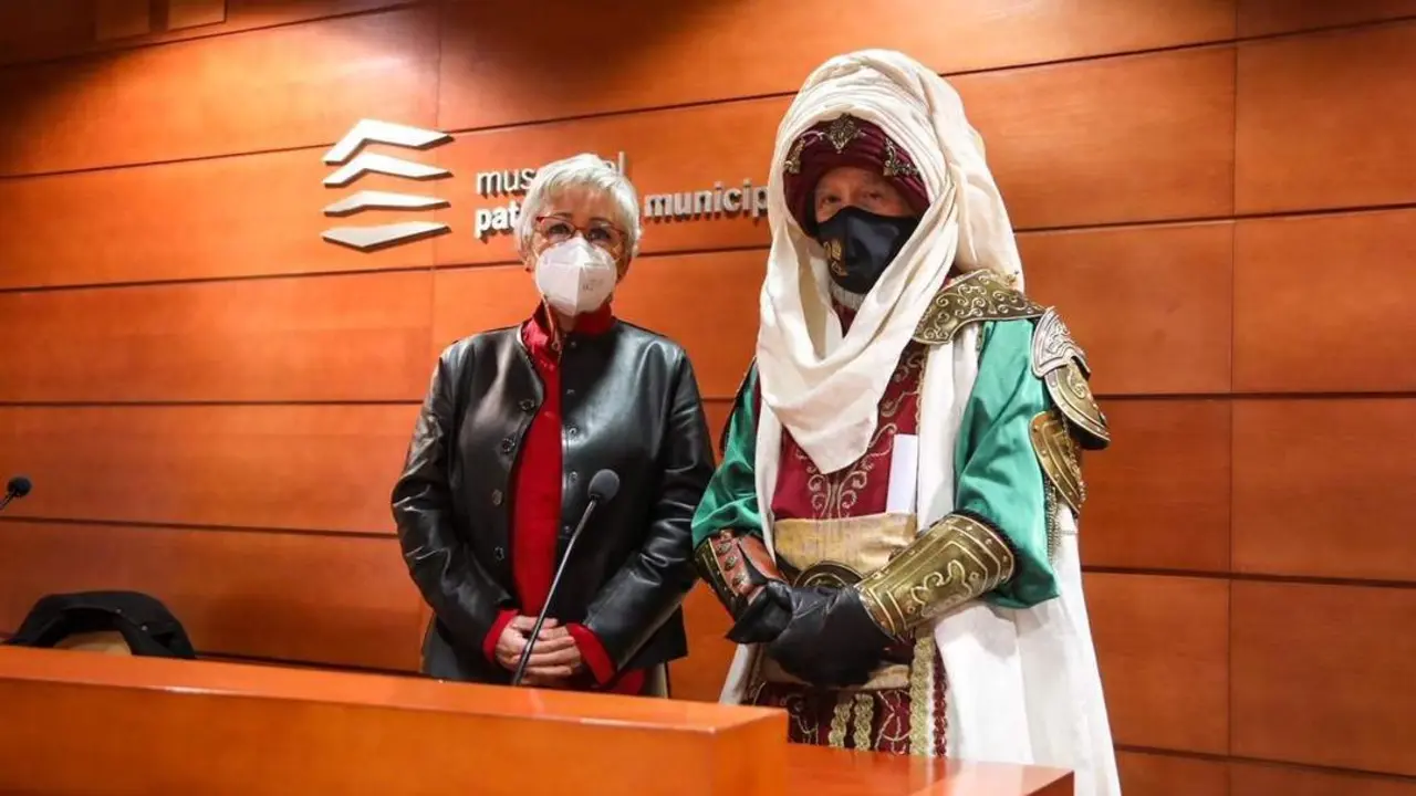 Teresa Porras  junto al Emisario Real. - VM