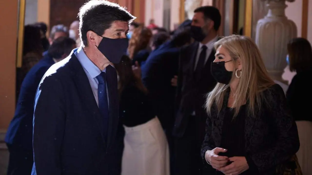 El vicepresidente de la Junta de Andaluc&iacute;a, Juan Mar&iacute;n, con la consejera de Cultura, Patricia del Pozo, antes de la toma de posesi&oacute;n de Antonio Mu&ntilde;oz. - JOAQU&Iacute;N CORCHERO / EUROPA PRESS