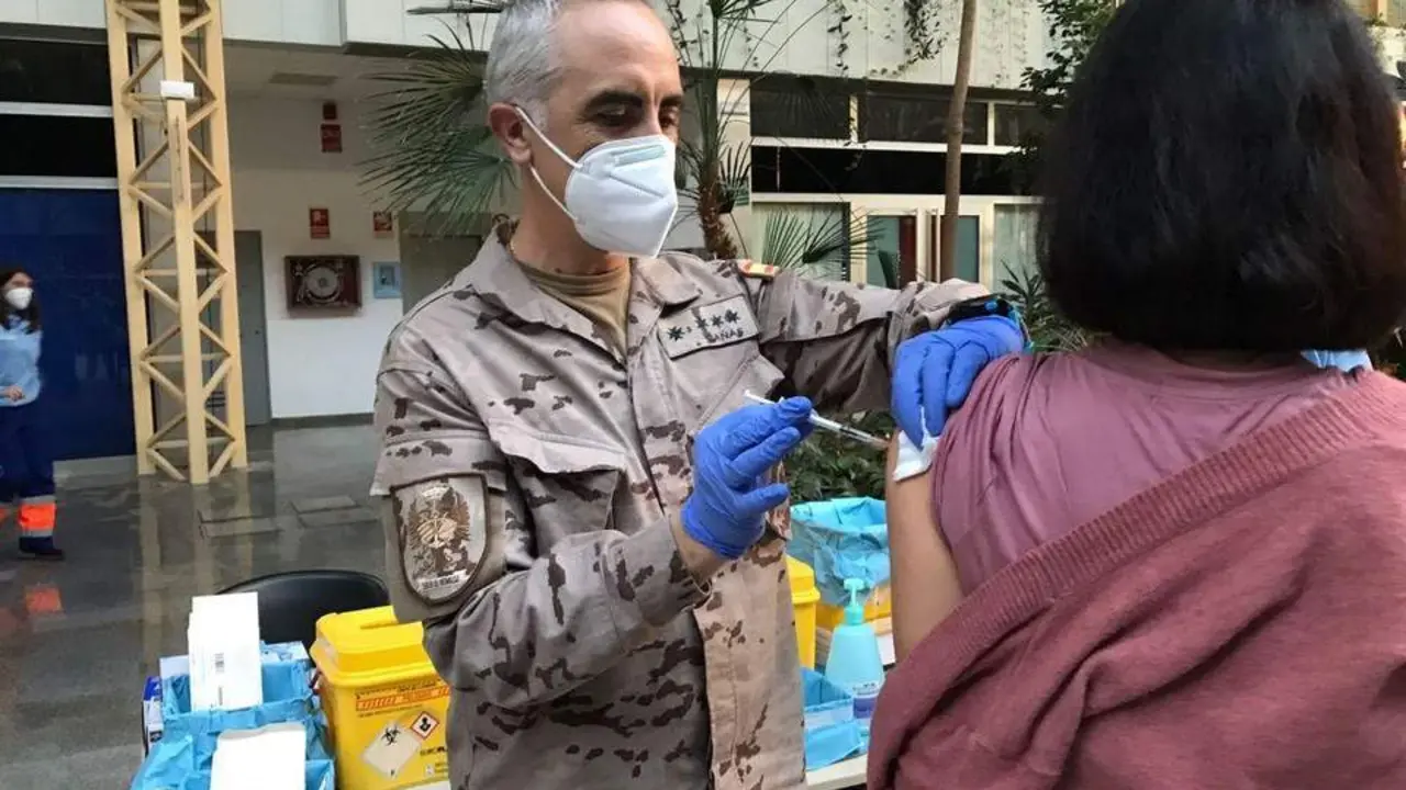 Vacunaci&oacute;n a cargo de los militares. - A.I.