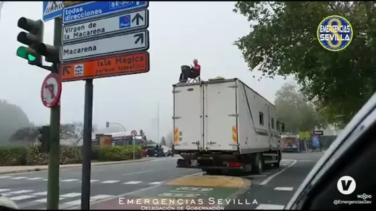 Estaciona su cami&oacute;n cerca del centro de Sevilla y se pone a tocar los timbales en el techo