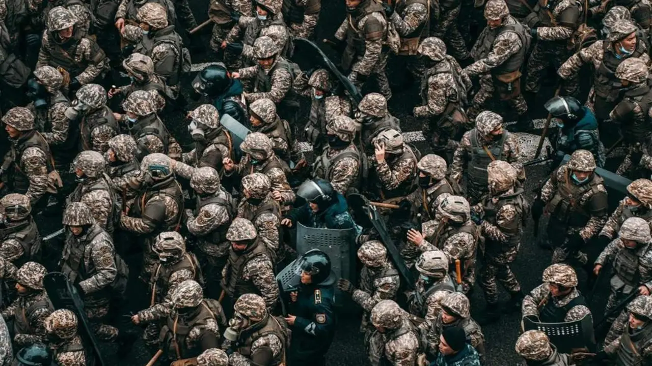 Polic&iacute;as antidisturbios vigilan una calle durante las manifestaciones del pasado 5 de enero por la subida de los precios de la energ&iacute;a. - efe