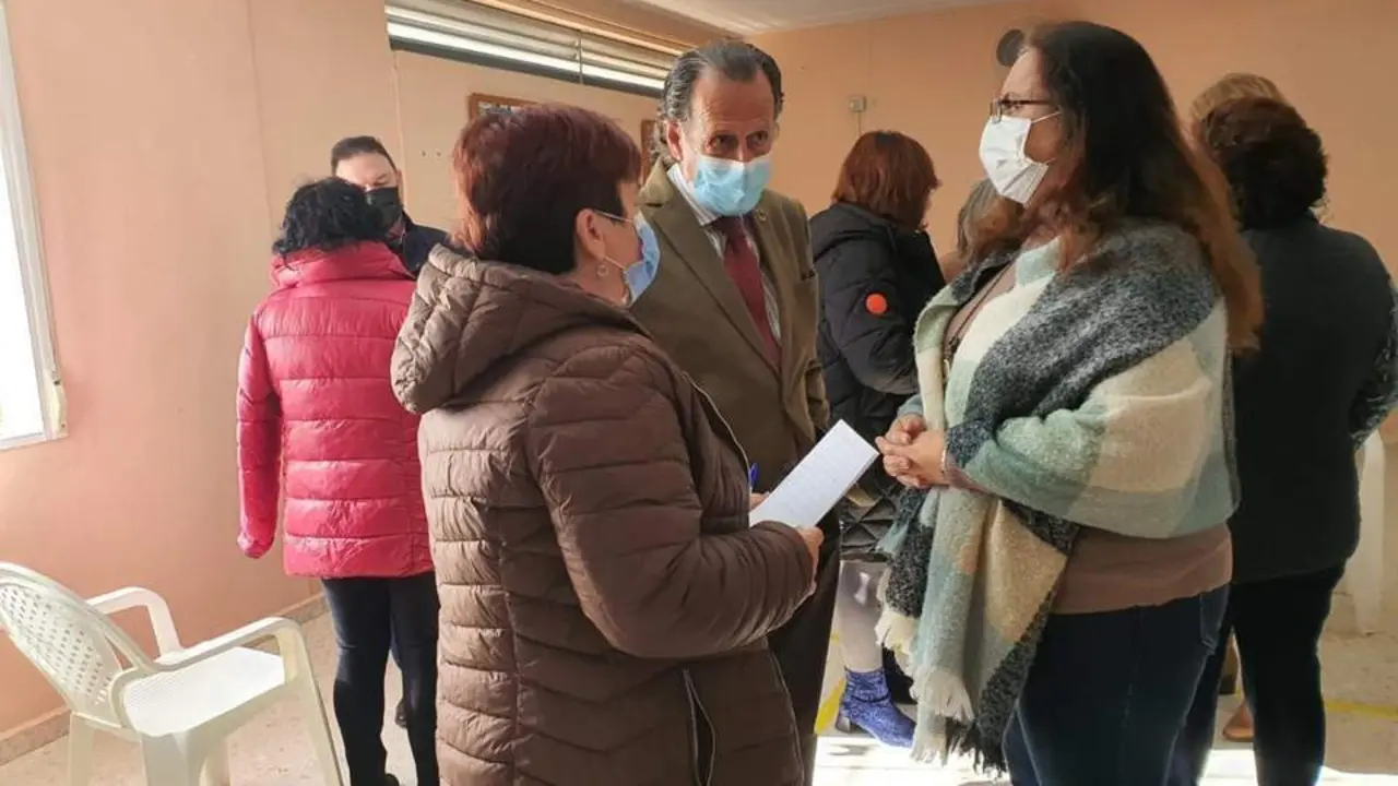 Vecinos de La Carabina con el alcalde. - A.I.