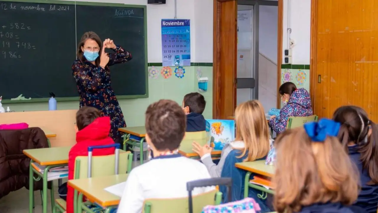 Lectura de un cuentacuento sobre los mercados de abasto en el colegio marista. - Ayuntamiento