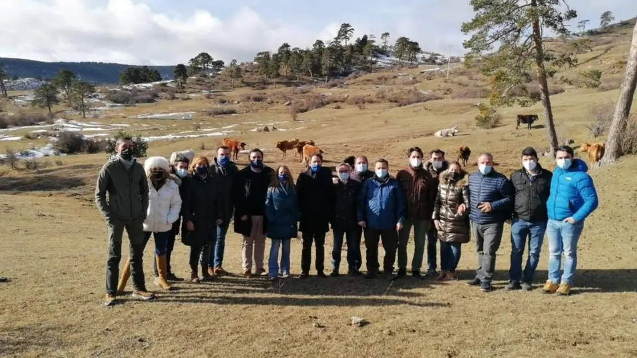 Teodoro Garc&iacute;a Egea visita una explotaci&oacute;n ganadera en Guadalaviar. - PP Teruel