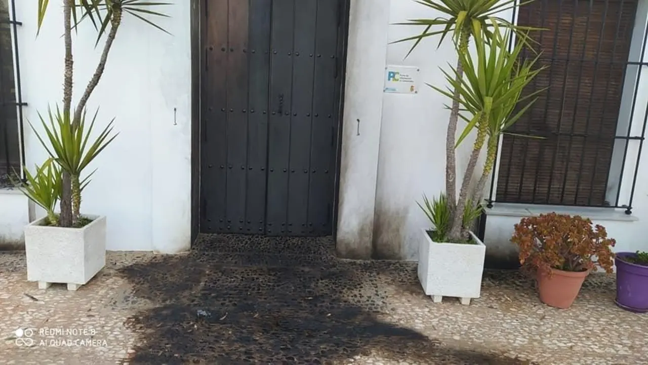 Puerta quemada del Ayuntamiento de Ca&ntilde;averal de Le&oacute;n. - AYTO. CA&Ntilde;AVERAL