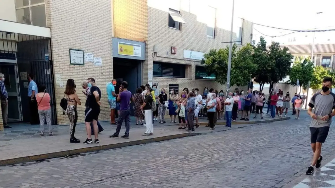 Colas ante el centro de salud de Lebrija. - Archivo