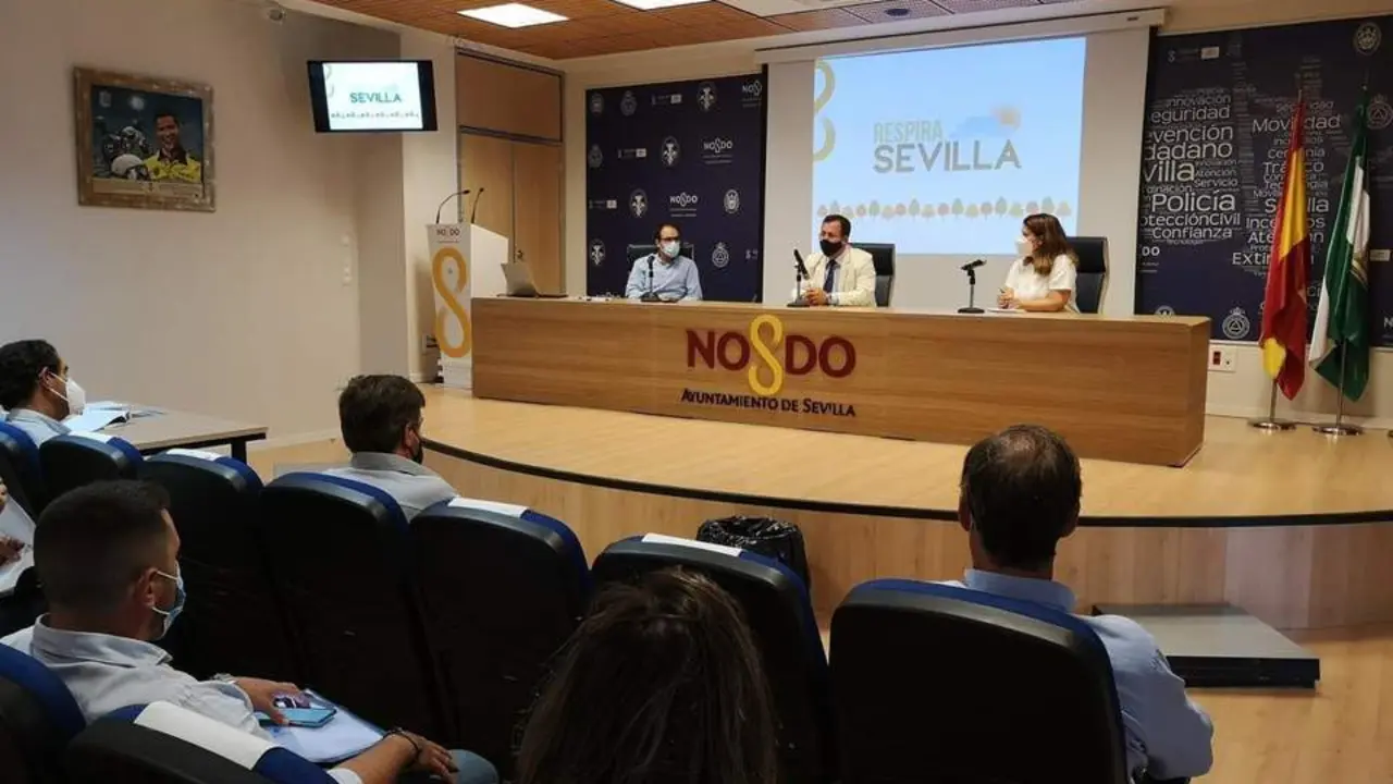 Una de las reuniones de Cabrera para articular el Plan Respira. - Archivo