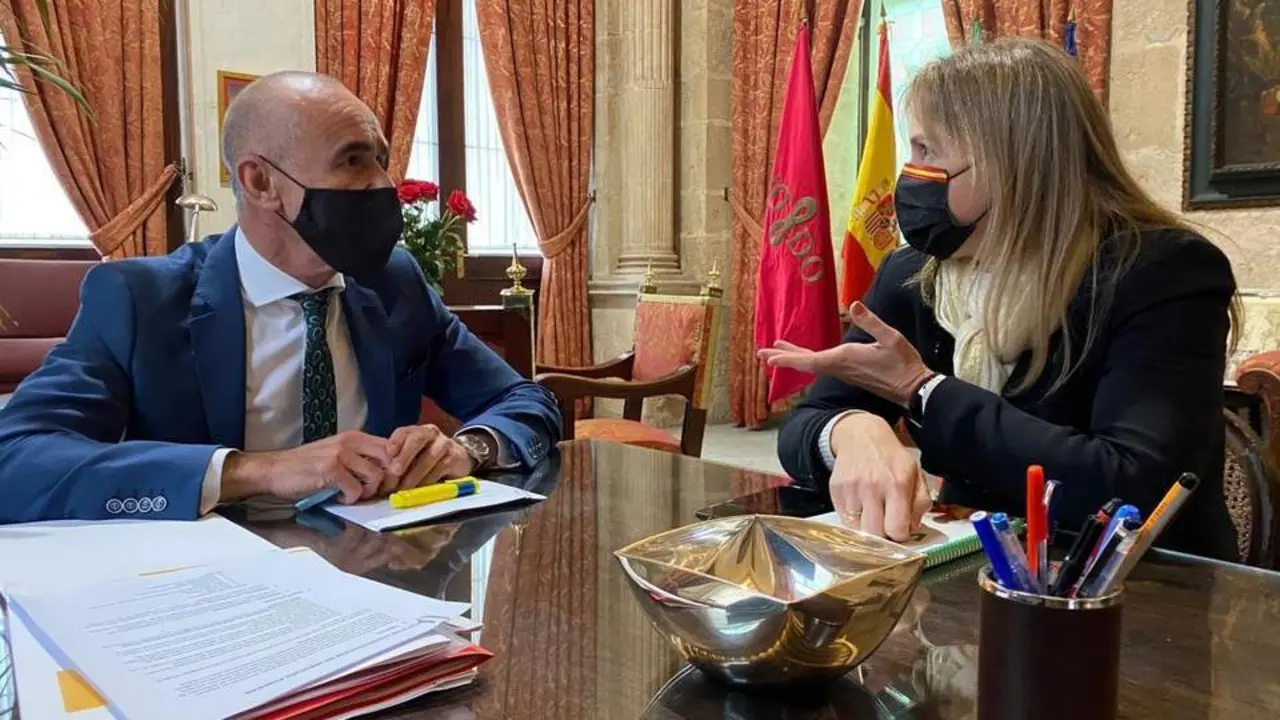 Antonio Mu&ntilde;oz y Cristina Pel&aacute;ez, durante la reuni&oacute;n. - Vox