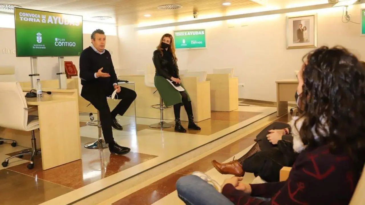 El alcalde de La Rinconada, Javier Fern&aacute;ndez, y la delegada de Econom&iacute;a y Hacienda, Raquel Vega. - AYUNTAMIENTO DE LA RINCONADA
