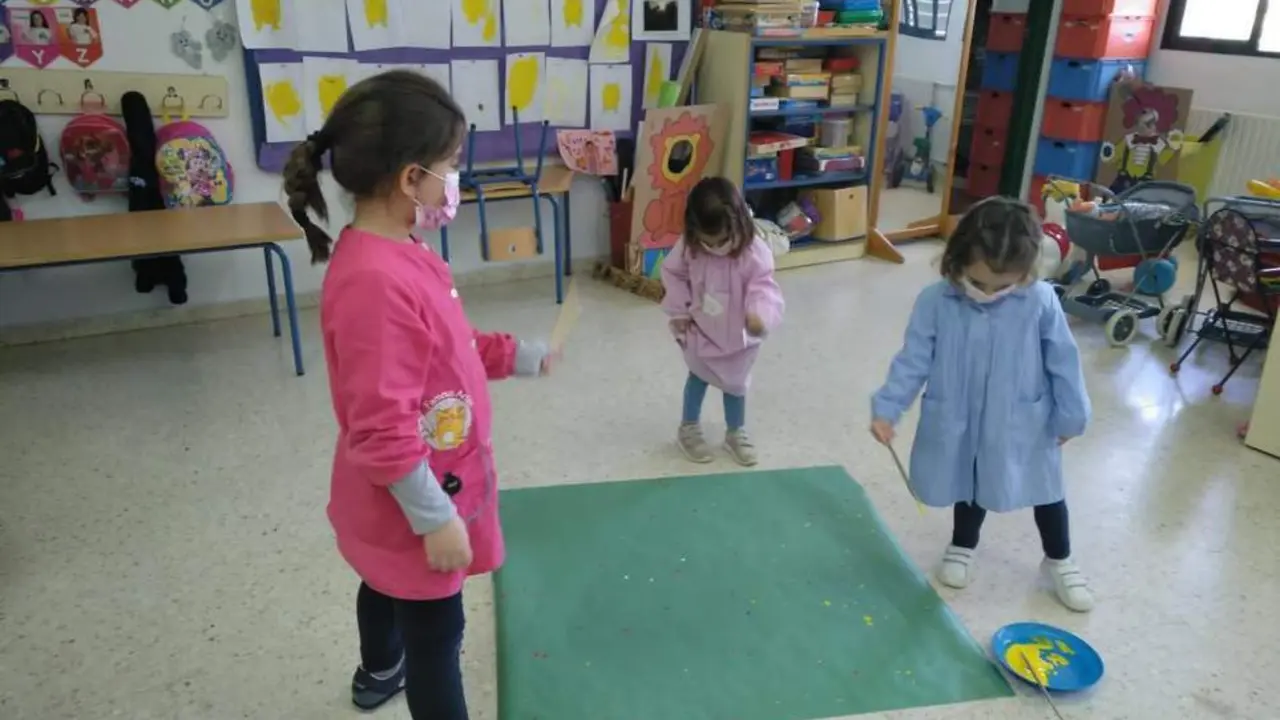 Tres alumnas en un aula del colegio Adersa 2.  - BLOGAVERROES ADERSA 2