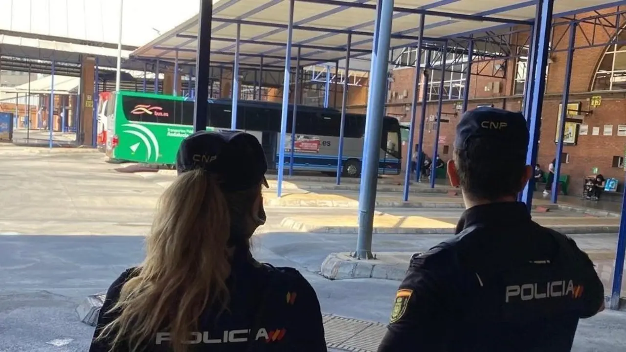 Dos agentes de la Polic&iacute;a Nacional en la estaci&oacute;n de autobuses de M&aacute;laga. - Polic&iacute;a Nacional de M&aacute;laga