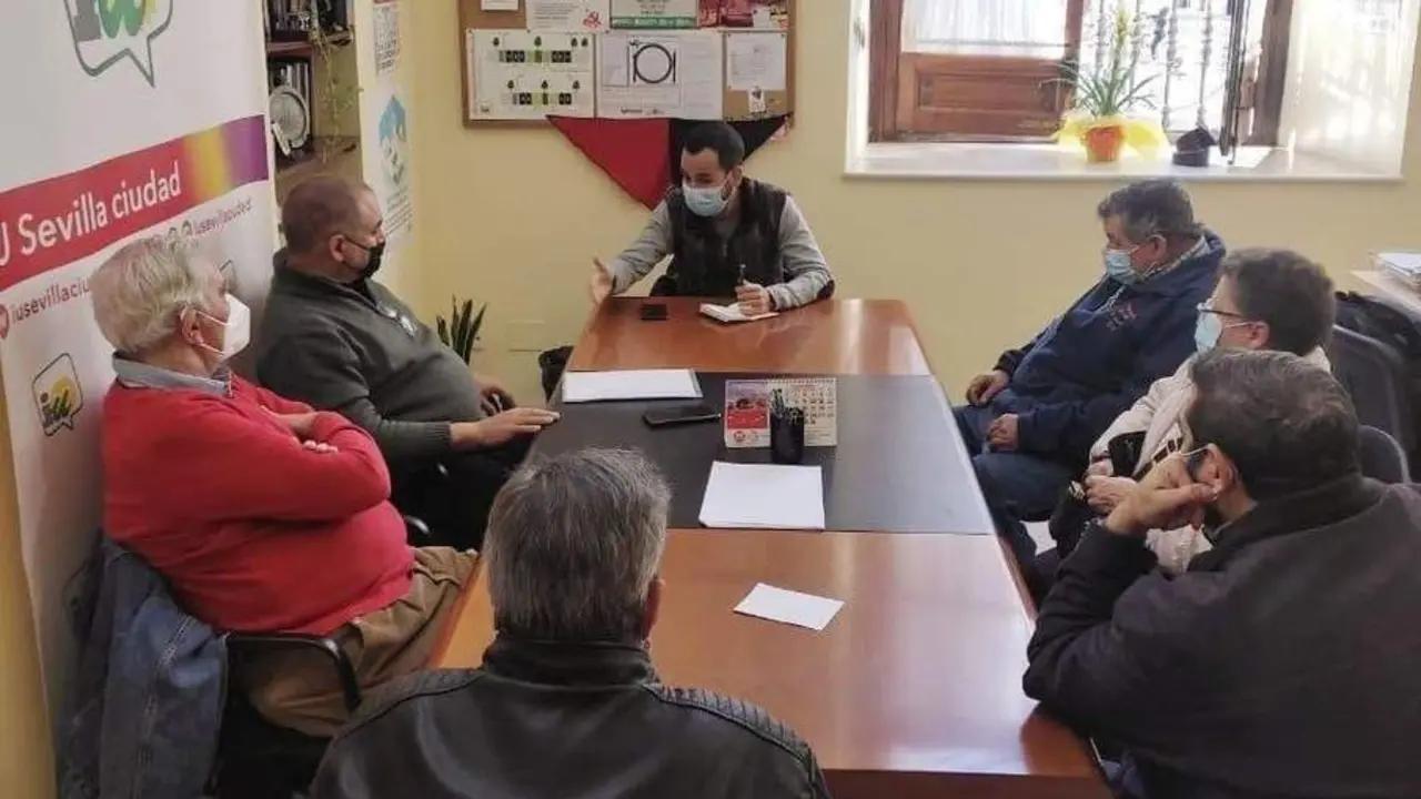 Gonz&aacute;lez Rojas en su reuni&oacute;n con el sector de los quiosqueros. - IU