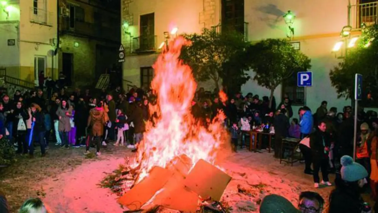 Las lumbres re&uacute;nen a centenares de personas.   - Viva Ja&eacute;n.