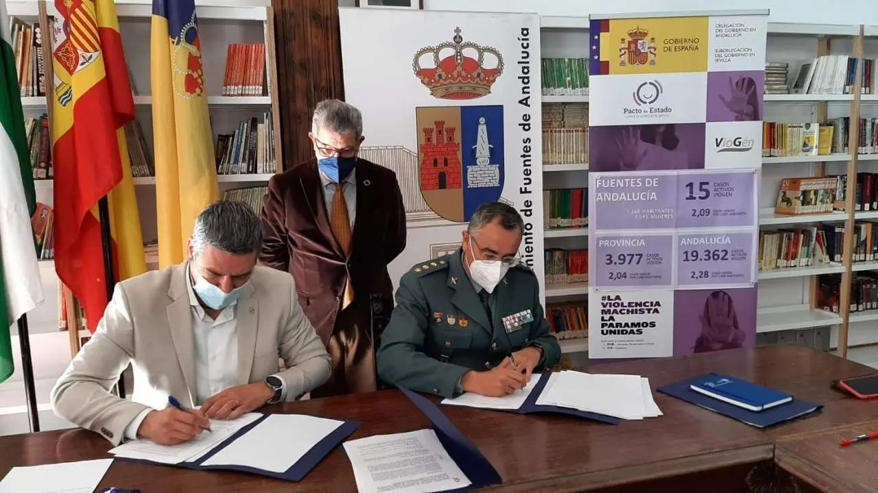 El alcalde de Fuentes de Andaluc&iacute;a suscribe el protocolo policial previo a la integraci&oacute;n del municipio en la red VioG&eacute;n.  - DELEGACI&Oacute;N DEL GOBIERNO DE ANDALUC&Iacute;A