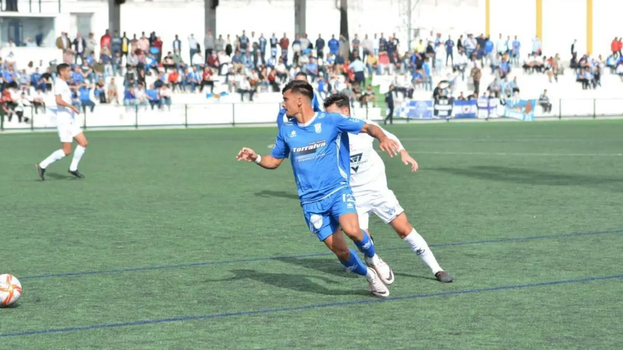 Alejandro Pav&oacute;n, durante el partido en el Municipal de Lebrija frente al Antoniano. - Xerez CD