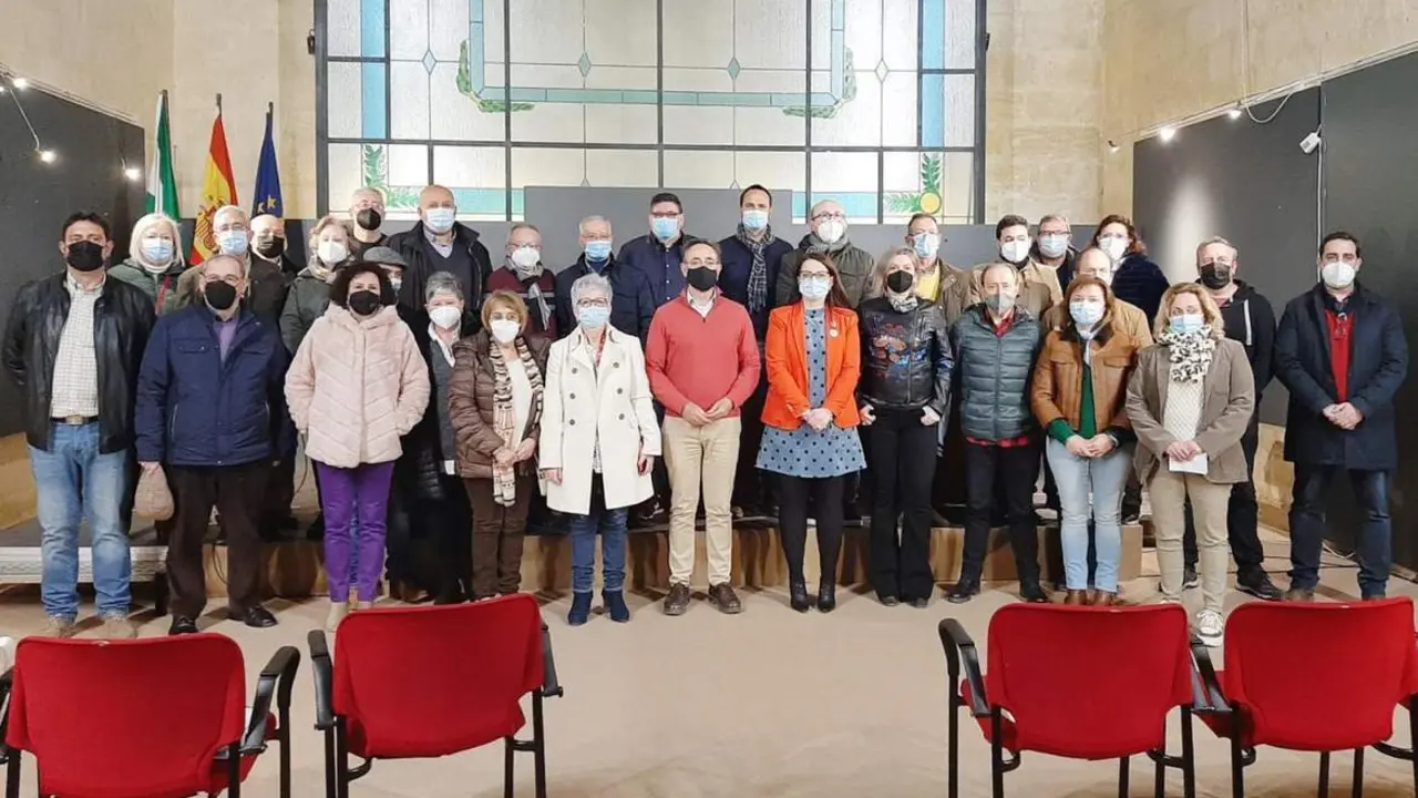 Miembros de la nueva ejecutiva y militantes, tras el congreso local celebrado esta tarde.  - JJM