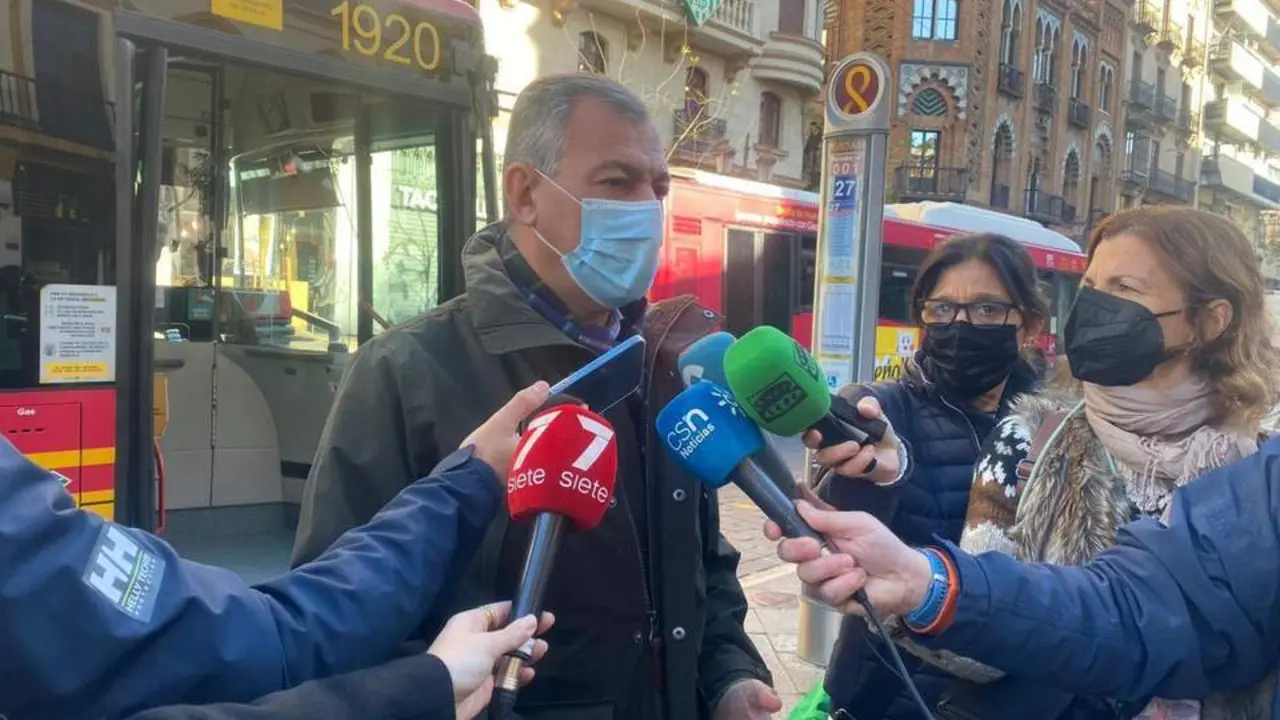 El candidato a la alcald&iacute;a de Sevilla, Jos&eacute; Luis Sanz, atendiendo a los medios. - MMM