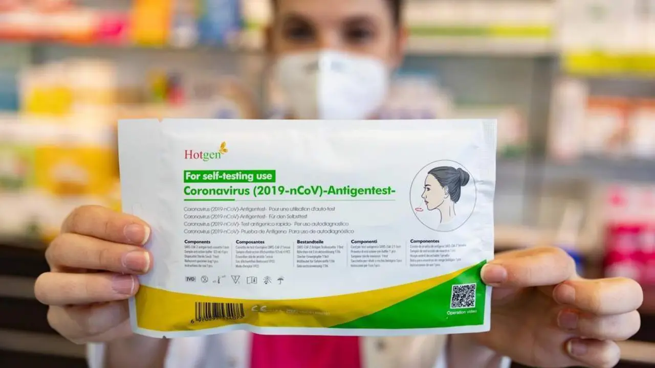 Una farmac&eacute;utica muestra un test de ant&iacute;genos en una farmacia. - Europa Press