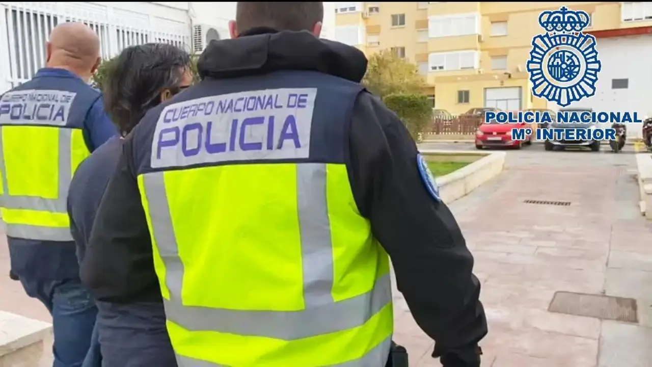 La Polic&iacute;a Nacional con el detenido. - 