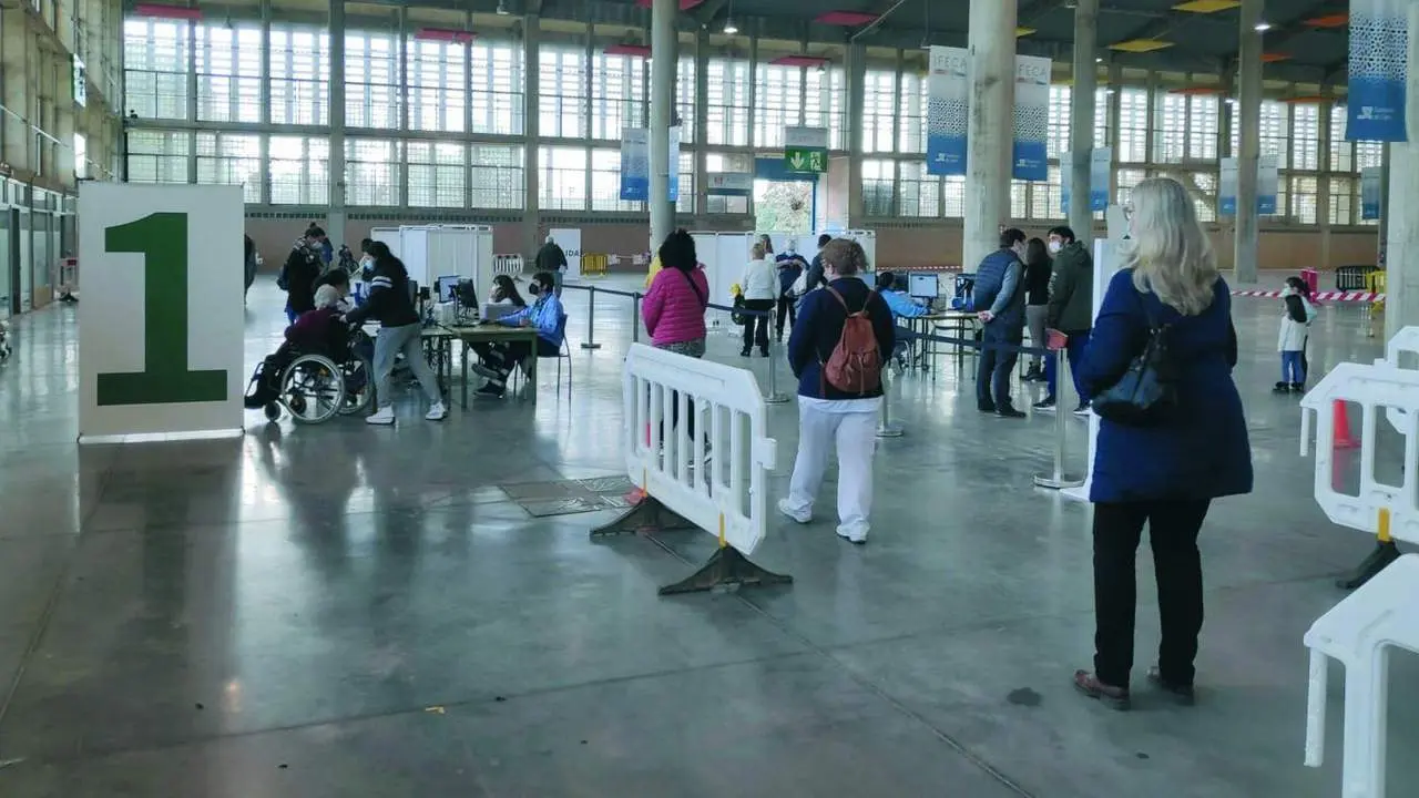Usuarios vacun&aacute;ndose en Ifeca.  - Oliverio Ruiz