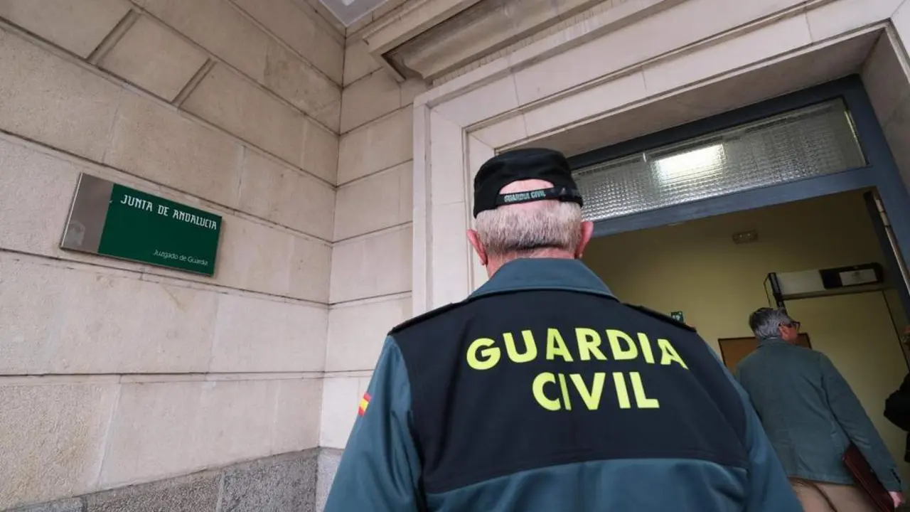 Agentes de la Guardia Civil en un juzgado. - Archivo
