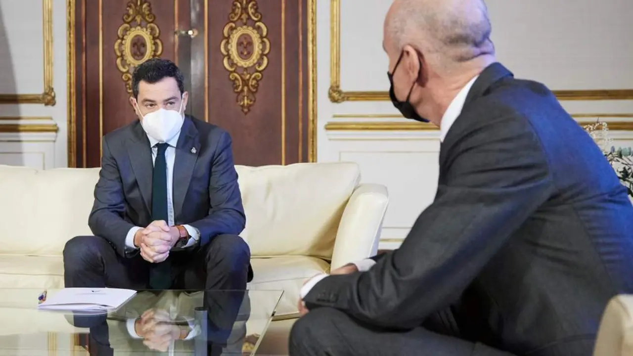 El presidente de la Junta, Juanma Moreno, recibe al reci&eacute;n nombrado alcalde de Sevilla, Antonio Mu&ntilde;oz. - Joaquin Corchero, Europa Press.