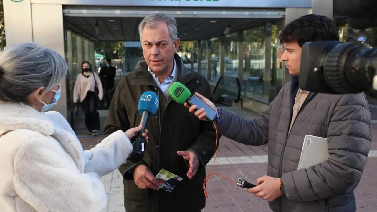 El candidato del PP a la Alcald&iacute;a de Sevilla, Jos&eacute; Luis Sanz, en una atenci&oacute;n a medios en la estaci&oacute;n del Metro en la Puerta de Jerez. - PP