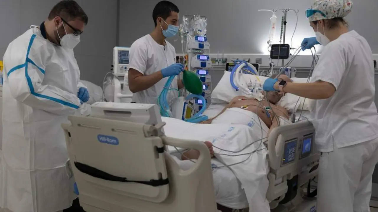 Paciente ingresado en la UCI de un hospital andaluz - Europa Press