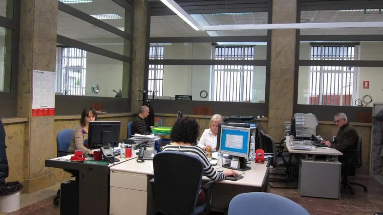 Funcionarios trabajando. | EP