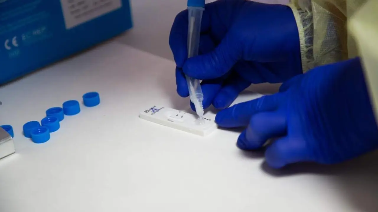 Una sanitaria comprueba el resultado de un test de ant&iacute;genos. - ep