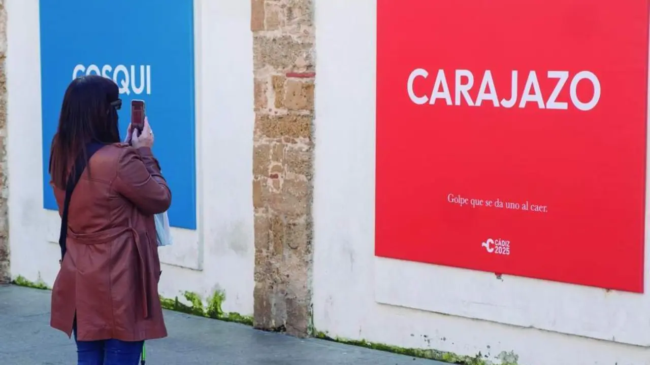 Una chica fotografiando una de las palabras que aparecen en la exposici&oacute;n - Ayuntamiento