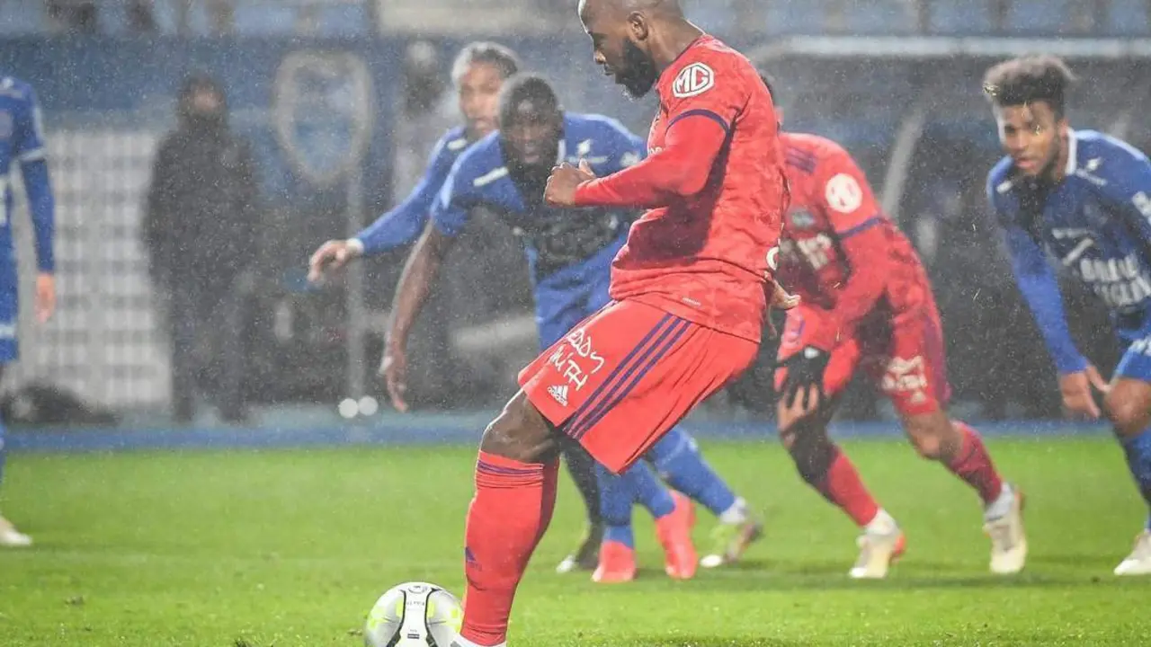 El delantero del Olympique de Lyon, Moussa Dembel&eacute;. - europa press