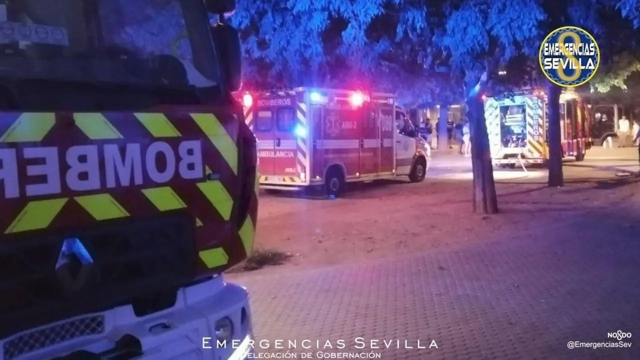 Hospitalizada en Sevilla una mujer precipitada desde un segundo piso escapando de un incendio en Amate. - EMERGENCIAS SEVILLA