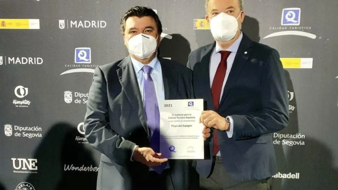 Gabriel Cruz y Manuel G&oacute;mez M&aacute;rquez, con el diploma de 'Q' de Calidad Tur&iacute;stica. - VH