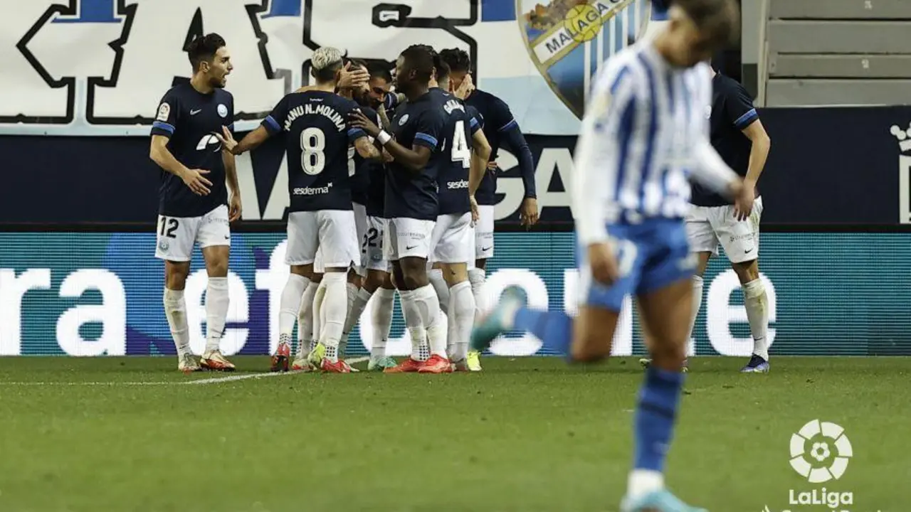 El Ibiza de Paco J&eacute;mez hundi&oacute; al M&aacute;laga en su estadio con un ba&ntilde;o de juego ofensivo. - LaLiga