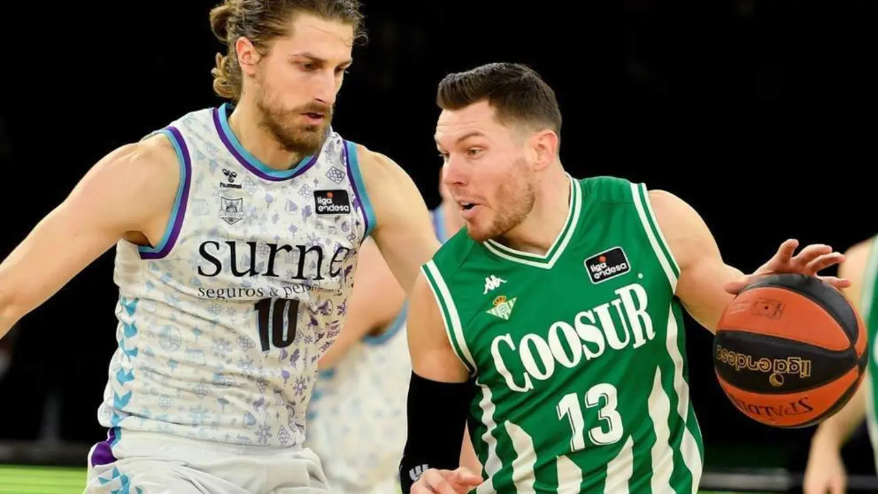 El base Dairis Bertans (d) del Coosur Real Betis y el escolta Valentin Bigote (i) del Bilbao Basket durante el partido de la liga Endesa disputado, este domingo, en el pa - efe