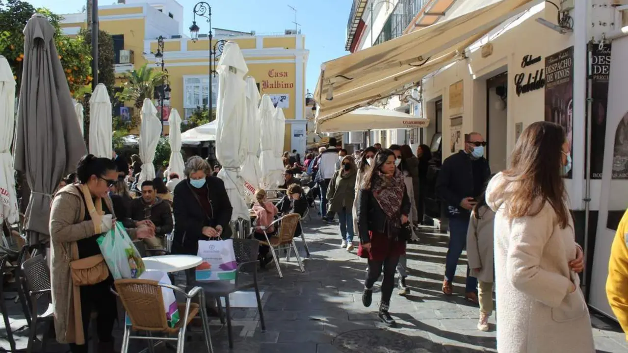 Sanluque&ntilde;os con mascarilla en el centro de la ciudad. - Ra&uacute;l J. Bustillos