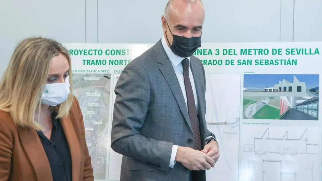 La consejera de Fomento, Infraestructuras y Ordenaci&oacute;n del Territorio, Marifr&aacute;n Carazo, junto con el alcalde de Sevilla. - JOAQU&Iacute;N CORCHERO / EUROPA PRESS