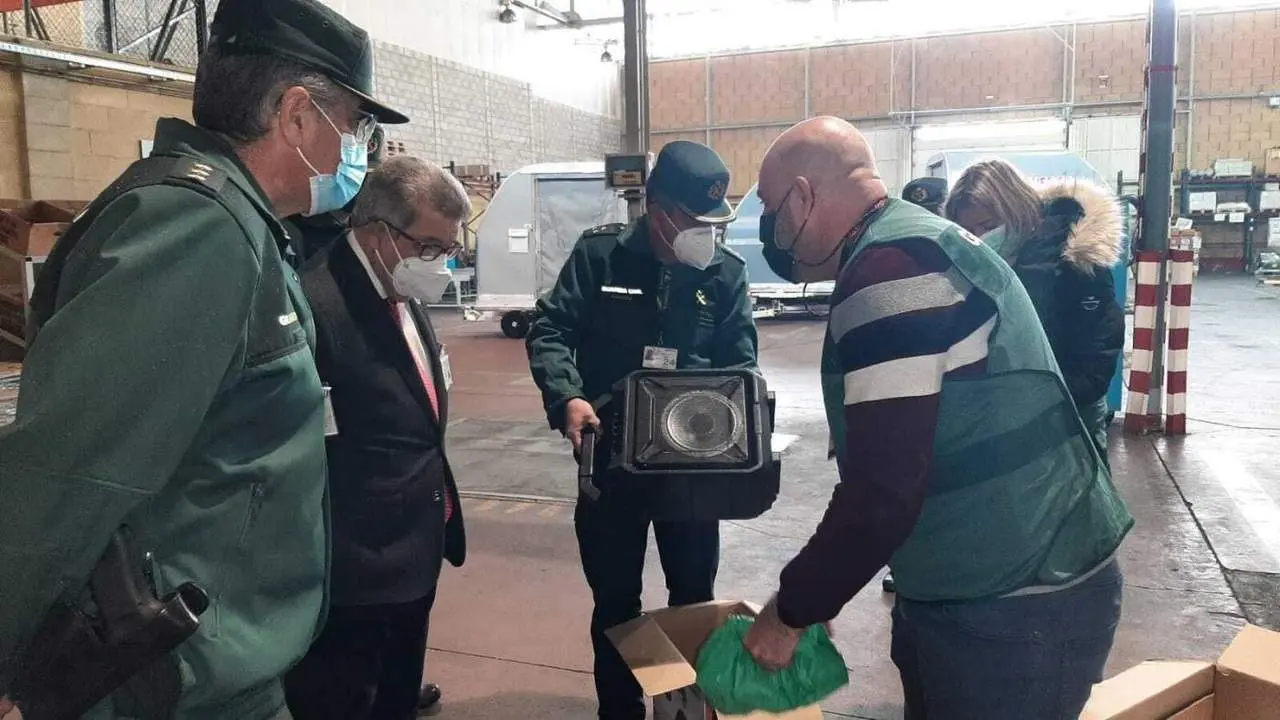 Visita a la labor de la Oficina de Investigaci&oacute;n Fiscal de la Guardia Civil. - SUBDELEGACI&Oacute;N DEL GOBIERNO
