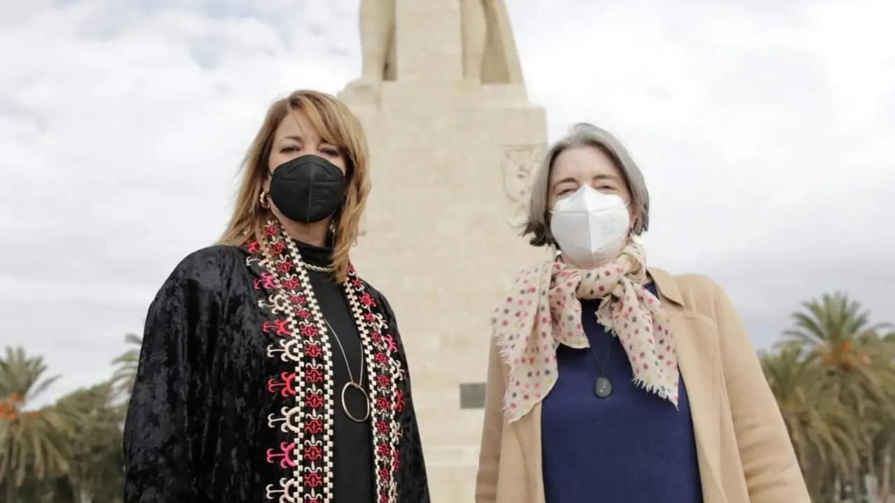 La presidenta del Puerto de Huelva, Pilar Miranda, junto a Fiona Donovan, la bisnieta de la escultora del Monumento a Col&oacute;n, Gertrude Vanderbilt Whitney. - VH