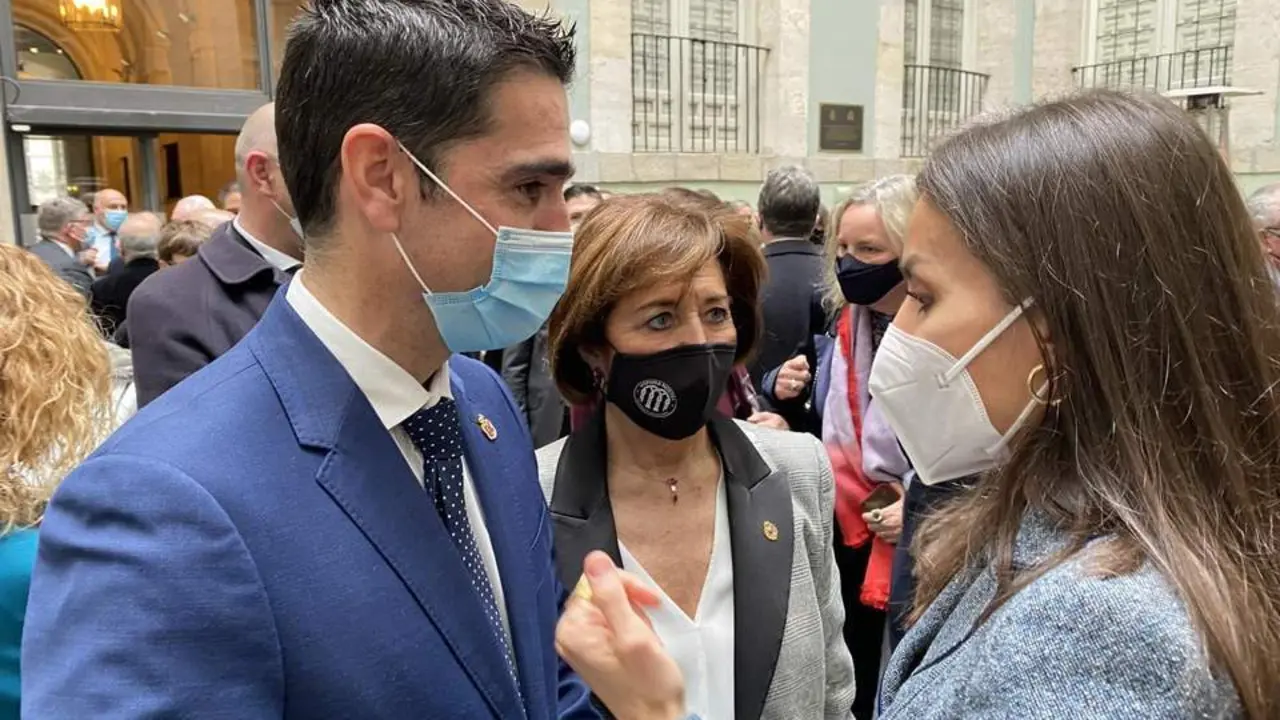 Una imagen del encuentro entre la reina Letizia y el alcalde de Alcal&aacute;, Marino Aguilera.  - 