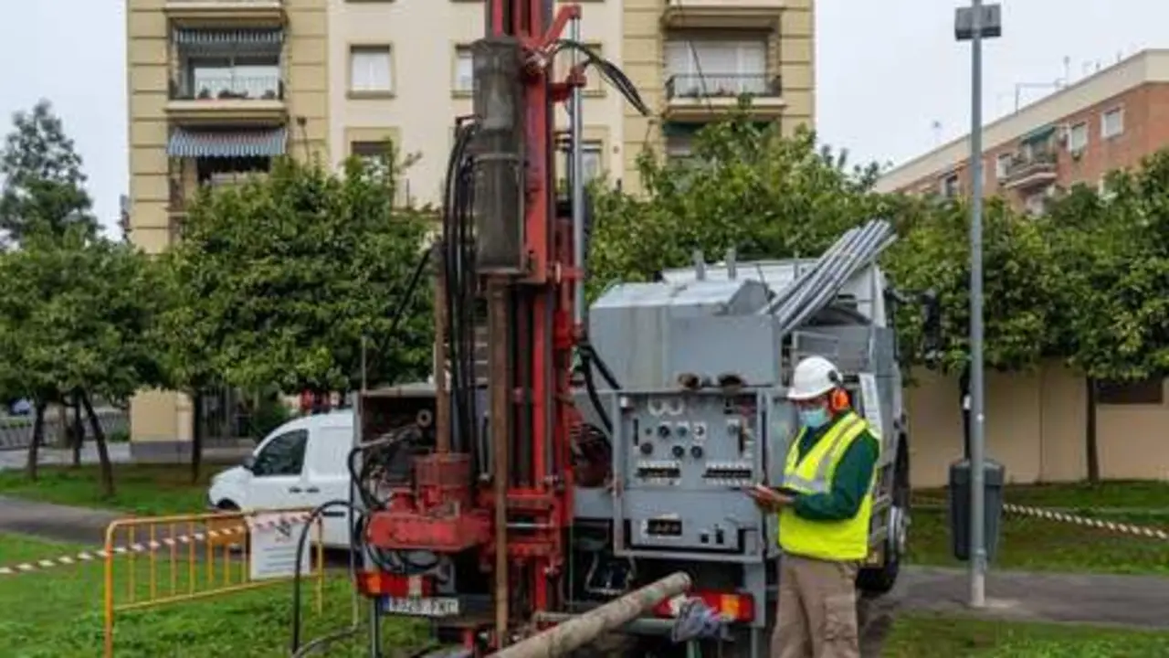 Trabajos de cata del tramo norte de la l&iacute;nea 3 del metro de Sevilla.  - EDUARNO BRIONES / EUROPA PRESS