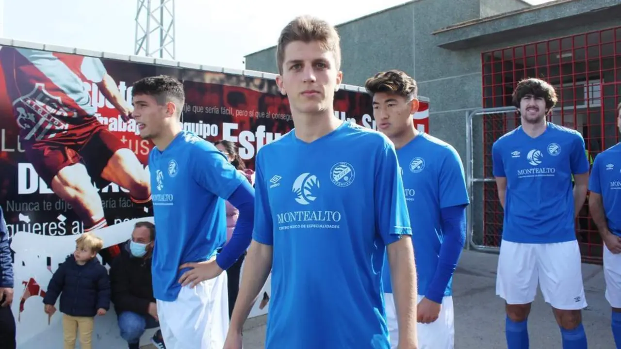 El central &Aacute;lvaro, que milita en el Xerez DFC B, antes de enfrentarse a la UD Algaida en el Doro Stadium el pasado domingo - Ra&uacute;l J. Bustillos